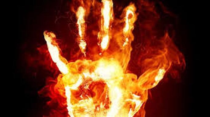 Man attempts to burn alive in Akola | ५0 वर्षीय इसमास जिवंत जाळण्याचा प्रयत्न Man attempts to burn alive in Akola | ५0 वर्षीय इसमास जिवंत जाळण्याचा प्रयत्न