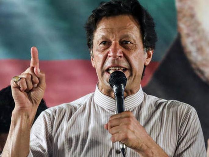 pakistani pm imran khan justify terrorist adil ahmed dar jammu kashmir pulwama attack | काश्मीरवर बोलता बोलता इम्रान खान यांच्याकडून दहशतवादी डारचं समर्थन? pakistani pm imran khan justify terrorist adil ahmed dar jammu kashmir pulwama attack | काश्मीरवर बोलता बोलता इम्रान खान यांच्याकडून दहशतवादी डारचं समर्थन?