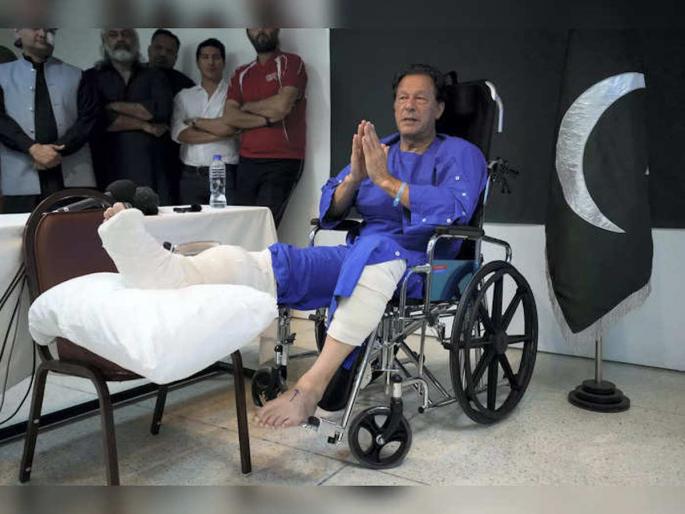 watch video imran khan says four bullets recovered from imran ismail clothes social media trolls people said comedy nights | Video : कॉमेडी नाईट्स विद इम्रान खान… “चार गोळ्या कपड्यांतून निघाल्या,” ट्रोल झाले माजी पाक PM