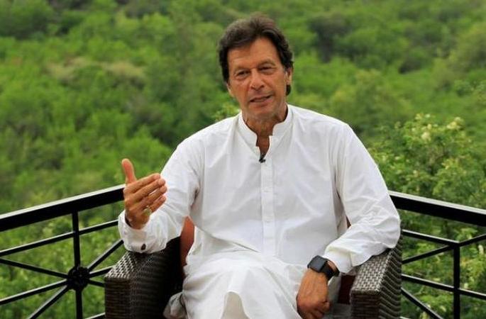 PCB reacts after CCI removes Imran Khan posters: Will take this up with ICC and BCCI | Pulwama attack : इम्रान खानचा फोटो झाकल्यानं PCB नाराज; ICC, BCCI यांच्याकडे तक्रार