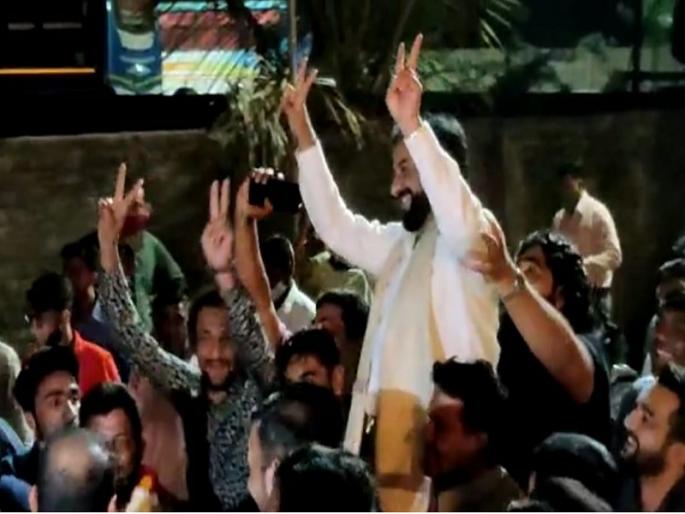 Lockdown cancellations jallosh cost more; Filed charges against MP Imtiaz Jalil and his supporters | लॉकडाऊन रद्दचा जल्लोष पडला महागात; खा. इम्तियाज जलील यांच्यासह समर्थकांवर गुन्हा दाखल Lockdown cancellations jallosh cost more; Filed charges against MP Imtiaz Jalil and his supporters | लॉकडाऊन रद्दचा जल्लोष पडला महागात; खा. इम्तियाज जलील यांच्यासह समर्थकांवर गुन्हा दाखल