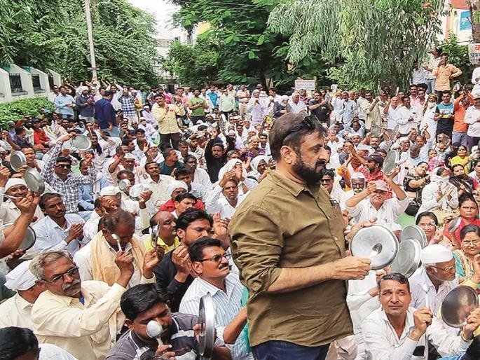 'They' let the 'Adarsh' credit bank scammed by bribe; Sensational allegations of depositors against upnibandhak karyalaya | 'त्यांनी' पैसे खाऊन 'आदर्श' पतसंस्थेचा घोटाळा होऊ दिला; ठेवीदारांचा खळबळजनक आरोप 'They' let the 'Adarsh' credit bank scammed by bribe; Sensational allegations of depositors against upnibandhak karyalaya | 'त्यांनी' पैसे खाऊन 'आदर्श' पतसंस्थेचा घोटाळा होऊ दिला; ठेवीदारांचा खळबळजनक आरोप