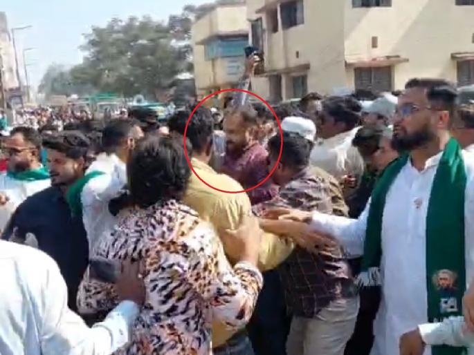 MIM-Congress candidate activists face to face; Imtiaz Jaleel's vehicle attacked 'like this' | हर्सूलमध्येच एमआयएमविरोधात पडली होती असंतोषाची ठिणगी, त्यानंतर झाला इम्तियाज जलीलांच्या वाहनावर हल्ला MIM-Congress candidate activists face to face; Imtiaz Jaleel's vehicle attacked 'like this' | हर्सूलमध्येच एमआयएमविरोधात पडली होती असंतोषाची ठिणगी, त्यानंतर झाला इम्तियाज जलीलांच्या वाहनावर हल्ला