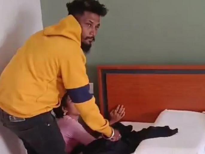 In Bengaluru, Karnataka, a burqa-wearing woman went to a lodge with a man of another religion and was beaten up by six accused  | लॉजवर अन्य धर्माच्या पुरूषासोबत बुरखा घातलेली महिला; ६ आरोपींचं खोलीत जाऊन भयंकर कृत्य In Bengaluru, Karnataka, a burqa-wearing woman went to a lodge with a man of another religion and was beaten up by six accused  | लॉजवर अन्य धर्माच्या पुरूषासोबत बुरखा घातलेली महिला; ६ आरोपींचं खोलीत जाऊन भयंकर कृत्य