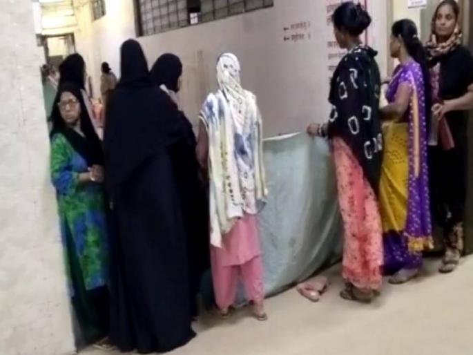 In Bhiwandi Upazila Hospital, the woman gave birth in the premises while holding the curtain | पडद्याचा आडोसा करत आवारातच महिलेची प्रसूती; भिवंडी उपजिल्हा रुग्णालयातील प्रकार In Bhiwandi Upazila Hospital, the woman gave birth in the premises while holding the curtain | पडद्याचा आडोसा करत आवारातच महिलेची प्रसूती; भिवंडी उपजिल्हा रुग्णालयातील प्रकार