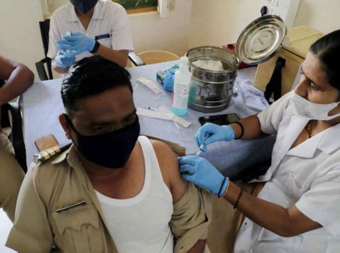 In Buldana, 2500 Police were vaccinated | बुलडाण्यात २५०० पाेलिसांनी घेतली काेराेना प्रतिबंधात्मक लस In Buldana, 2500 Police were vaccinated | बुलडाण्यात २५०० पाेलिसांनी घेतली काेराेना प्रतिबंधात्मक लस