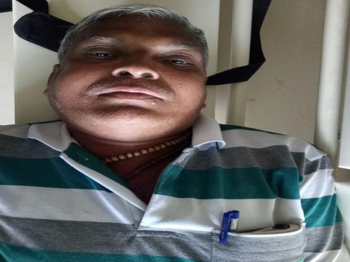 In Jalgaon, the condition of the driver lost, the private hospital admitted | जळगावात संपकरी चालकाची प्रकृती खालावली, खाजगी रुग्णालयात दाखल In Jalgaon, the condition of the driver lost, the private hospital admitted | जळगावात संपकरी चालकाची प्रकृती खालावली, खाजगी रुग्णालयात दाखल