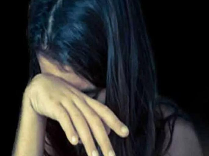 In Jharkhand's Dhanbad district, a girlfriend has staged a protest in front of her boyfriend's house after he refused to marry her | प्रियकरानं शारीरिक संबंध ठेवले अन् लग्नास नकार; प्रेयसीचं तरूणाच्या घरासमोरच धरणे आंदोलन In Jharkhand's Dhanbad district, a girlfriend has staged a protest in front of her boyfriend's house after he refused to marry her | प्रियकरानं शारीरिक संबंध ठेवले अन् लग्नास नकार; प्रेयसीचं तरूणाच्या घरासमोरच धरणे आंदोलन