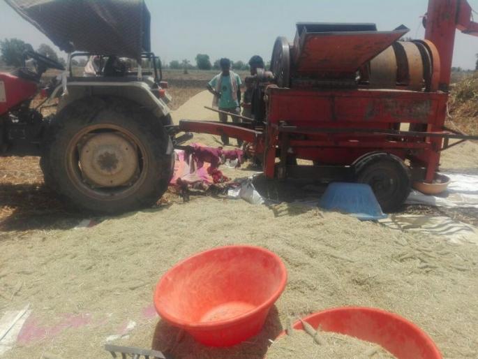 In Khedgaon killed women | खेडगाव येथे ट्रॅक्टरला जोडलेल्या थ्रेशरमशीनमध्ये साडी अडकून महिला ठार In Khedgaon killed women | खेडगाव येथे ट्रॅक्टरला जोडलेल्या थ्रेशरमशीनमध्ये साडी अडकून महिला ठार