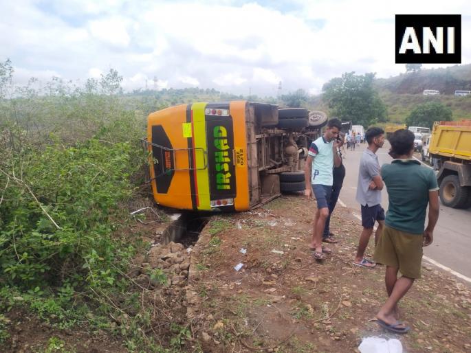  in Madhya Pradesh 24 people were injured after a bus travelling from Dindori district to Shahdol overturned in Anuppur, read here | शनिवार ठरला 'अपघात'वार! मध्य प्रदेशातील दिंडोरीत बस पलटली; २४ प्रवासी जखमी
