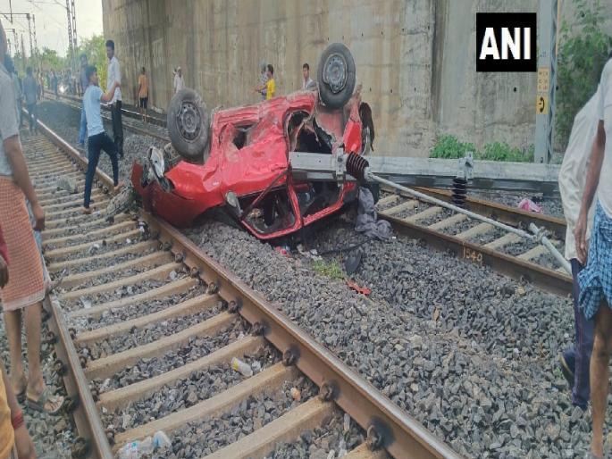 in maharashtra a speeding car fell on the railway track from the Borkhedi flyover in Nagpur | मोठा अनर्थ टळला! डुलकी लागली अन् कार पुलावरून थेट रेल्वेच्या ट्रॅकवर; ५ जण जखमी in maharashtra a speeding car fell on the railway track from the Borkhedi flyover in Nagpur | मोठा अनर्थ टळला! डुलकी लागली अन् कार पुलावरून थेट रेल्वेच्या ट्रॅकवर; ५ जण जखमी