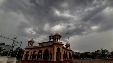 In Nagpur city, night mercury increased but daytime decreased | नागपूर शहरात रात्रीचा पारा वाढला पण दिवसाचा घटला In Nagpur city, night mercury increased but daytime decreased | नागपूर शहरात रात्रीचा पारा वाढला पण दिवसाचा घटला