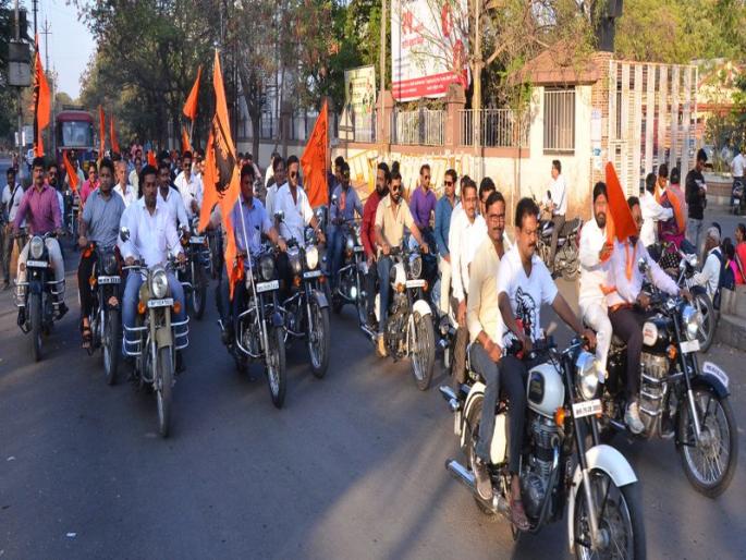 In the Jalgaon bullet rally celebration | जळगावात शिवजयंती महोत्सवानिमित्त काढलेल्या बुलेट रॅलीने वेधले लक्ष In the Jalgaon bullet rally celebration | जळगावात शिवजयंती महोत्सवानिमित्त काढलेल्या बुलेट रॅलीने वेधले लक्ष