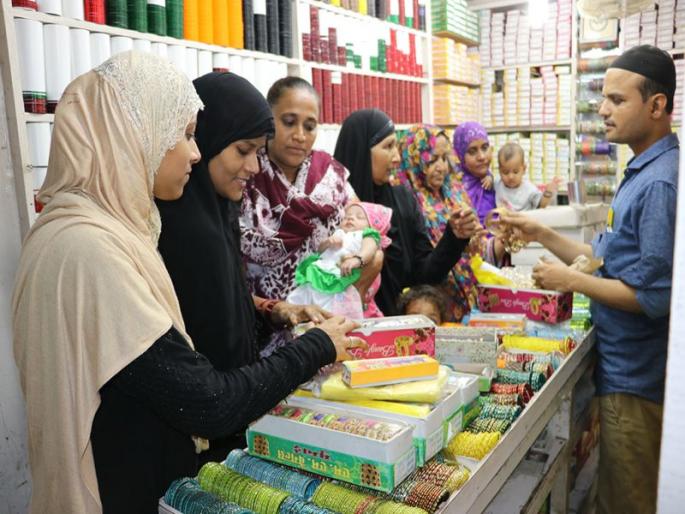 In the market for the purchase of Eid | जळगाव येथे ईदच्या खरेदीसाठी बाजारात लगबग In the market for the purchase of Eid | जळगाव येथे ईदच्या खरेदीसाठी बाजारात लगबग