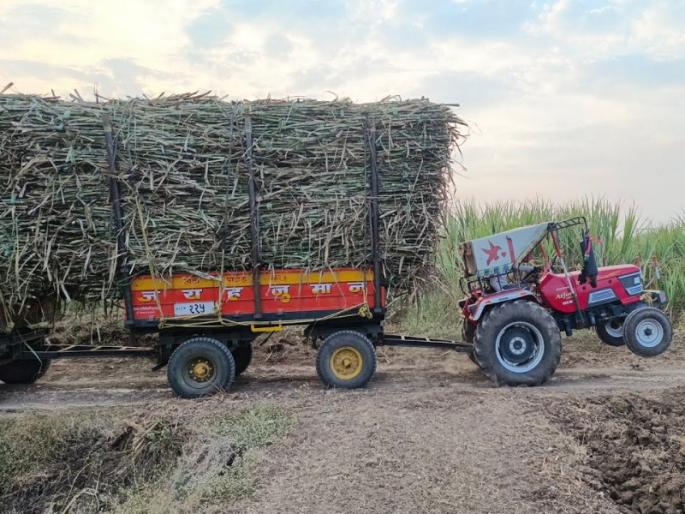 The tragic death of a two wheeler rider after falling on a speeding sugarcane trolley Incidents in Indapur | भरगाव वेगात येणाऱ्या ऊसाच्या ट्रॉलीचा अपघात; मुळ्या अंगावर पडून दुचाकीस्वाराचा दुर्दैवी मृत्यू, इंदापूरातील घटना The tragic death of a two wheeler rider after falling on a speeding sugarcane trolley Incidents in Indapur | भरगाव वेगात येणाऱ्या ऊसाच्या ट्रॉलीचा अपघात; मुळ्या अंगावर पडून दुचाकीस्वाराचा दुर्दैवी मृत्यू, इंदापूरातील घटना
