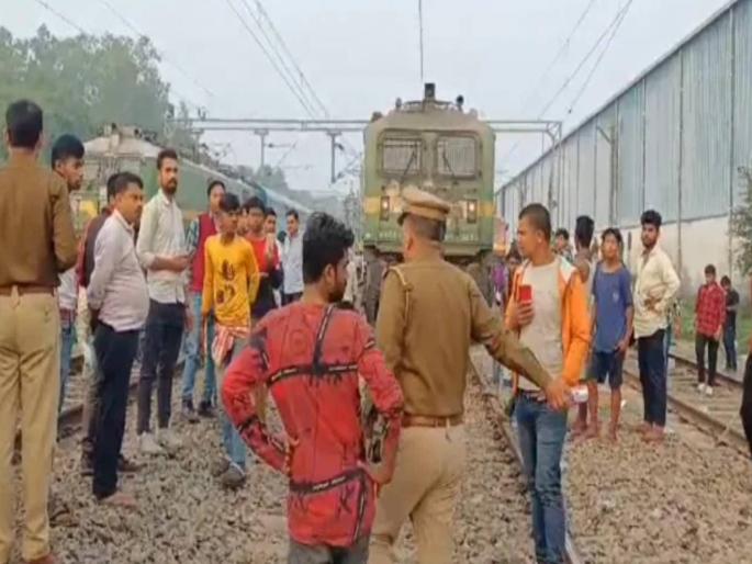  In Uttar Pradesh's Barabaki district, two motormen stopped the train and rested after their duty  | ऐकावं ते नवलच! ड्युटी संपली म्हणून मोटरमनने रेल्वे उभी करून केला आराम; ४ तास प्रवाशांचे हाल