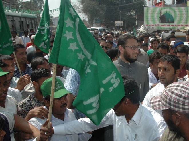 Farooq Shabbir leads MIM through the city center | शहर मध्यमधून एमआयएमचे फारुक शाब्दी आघाडीवर Farooq Shabbir leads MIM through the city center | शहर मध्यमधून एमआयएमचे फारुक शाब्दी आघाडीवर