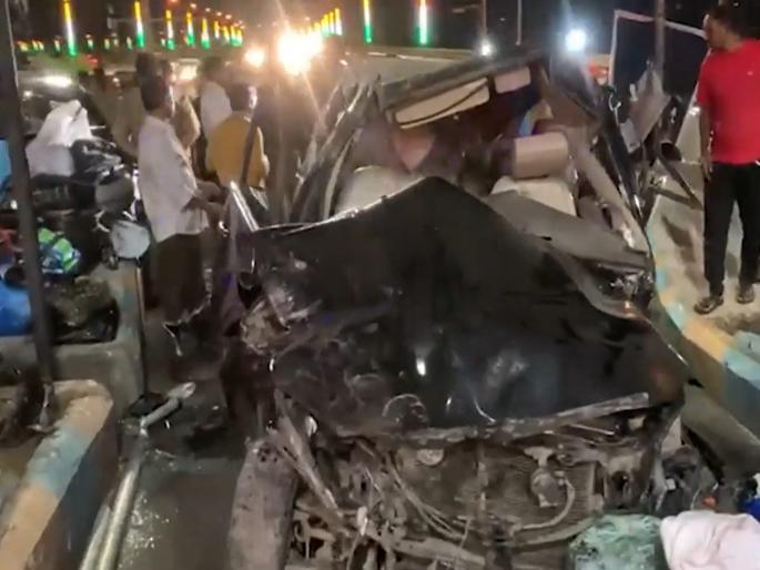Fatal accident in Mumbai; Speeding car collides with vehicles at toll plaza on Bandra-Worli Sea link | मुंबईत भीषण अपघात; वांद्रे वरळी सी-लिंकवर भरधाव कारची टोलनाक्यावरील वाहनांना धडक Fatal accident in Mumbai; Speeding car collides with vehicles at toll plaza on Bandra-Worli Sea link | मुंबईत भीषण अपघात; वांद्रे वरळी सी-लिंकवर भरधाव कारची टोलनाक्यावरील वाहनांना धडक