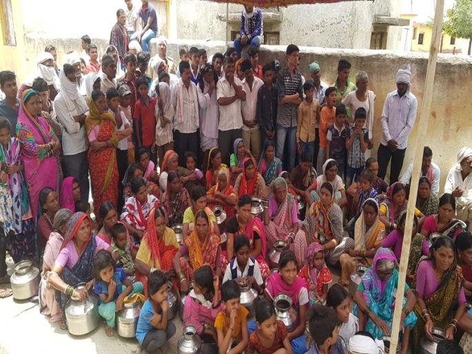 Hagolat marcha water in Hingoliet Inca | हिंगोलीत इंचा येथे पाण्यासाठी घागरमोर्चा Hagolat marcha water in Hingoliet Inca | हिंगोलीत इंचा येथे पाण्यासाठी घागरमोर्चा