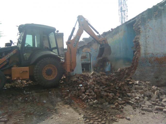 The encroachment in Karanja Lad city was deleted! | कारंजा लाड शहरातील जुना बाजार परिसरातील अतिक्रमण हटविले! The encroachment in Karanja Lad city was deleted! | कारंजा लाड शहरातील जुना बाजार परिसरातील अतिक्रमण हटविले!