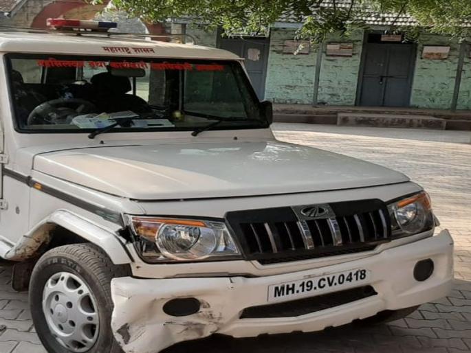 Increased wage of unpaid treasure troopers | अवैध गौण खजिन वाहतूकदारांची वाढती मुजोरी, तहसीलदारांच्या वाहनांवर वाळूचे ट्रॅक्टर चढविण्याचा प्रयत्न Increased wage of unpaid treasure troopers | अवैध गौण खजिन वाहतूकदारांची वाढती मुजोरी, तहसीलदारांच्या वाहनांवर वाळूचे ट्रॅक्टर चढविण्याचा प्रयत्न