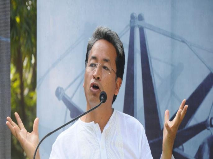 Increasing violence by human lifestyles | शस्त्रांपेक्षा मानवी जीवनशैलीने अधिक हिंसा - सोनम वांगचूक Increasing violence by human lifestyles | शस्त्रांपेक्षा मानवी जीवनशैलीने अधिक हिंसा - सोनम वांगचूक