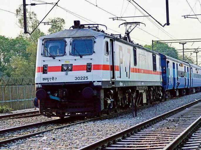 power failure in suhaildev superfast express train passengers caught tte and locked him in toilet | दिल्लीतून ट्रेन निघाली, अचानक लाईटच गेली; संतप्त प्रवाशांनी टीटीईला पकडून टॉयलेटमध्ये बंद केलं power failure in suhaildev superfast express train passengers caught tte and locked him in toilet | दिल्लीतून ट्रेन निघाली, अचानक लाईटच गेली; संतप्त प्रवाशांनी टीटीईला पकडून टॉयलेटमध्ये बंद केलं