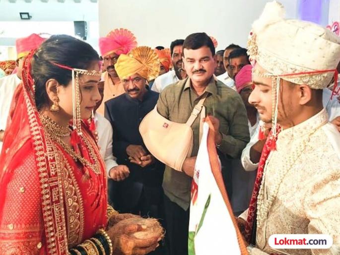 Sports Minister Bharane held a wedding reception with his fractured arm tied around his neck. | फ्रॅक्चर हात गळ्यात बांधून क्रीडामंत्री भरणेंनी धरला लग्नात अंतरपाट.. Sports Minister Bharane held a wedding reception with his fractured arm tied around his neck. | फ्रॅक्चर हात गळ्यात बांधून क्रीडामंत्री भरणेंनी धरला लग्नात अंतरपाट..