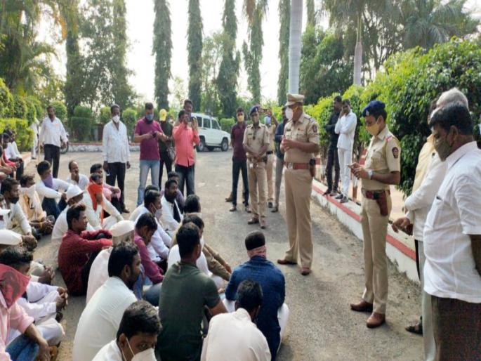 The aggressive sanctity of the peasantry in front of the karmayogi sugar factory agitations for non-payment of arrears | 'कर्मयोगी' समोर शेतकऱ्यांचा आक्रमक पवित्रा; थकीत रक्कम न दिल्याने आंदोलन The aggressive sanctity of the peasantry in front of the karmayogi sugar factory agitations for non-payment of arrears | 'कर्मयोगी' समोर शेतकऱ्यांचा आक्रमक पवित्रा; थकीत रक्कम न दिल्याने आंदोलन