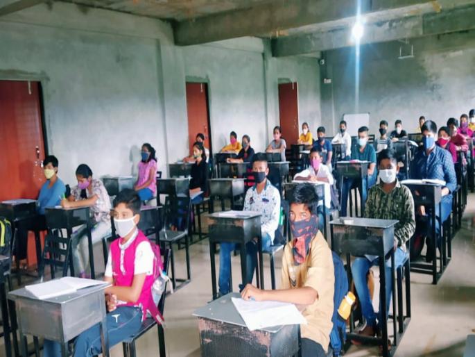 32 schools started on the first day in rural areas of Indapur taluka | इंदापूर तालुक्यातील ग्रामीण भागात शाळांची घंटा पुन्हा एकदा वाजली; पहिल्या दिवशी ३२ शाळा सुरू 32 schools started on the first day in rural areas of Indapur taluka | इंदापूर तालुक्यातील ग्रामीण भागात शाळांची घंटा पुन्हा एकदा वाजली; पहिल्या दिवशी ३२ शाळा सुरू