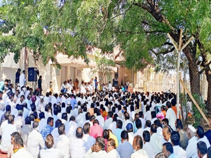 Harshvardhan Patil's indefinite holding agitation started in Indapur even today in the presence of thousands of farmers | हर्षवर्धन पाटलांचे हजारो शेतकऱ्यांच्या उपस्थितीत इंदापूरात आजही बेमुदत धरणे आंदोलन सुरु