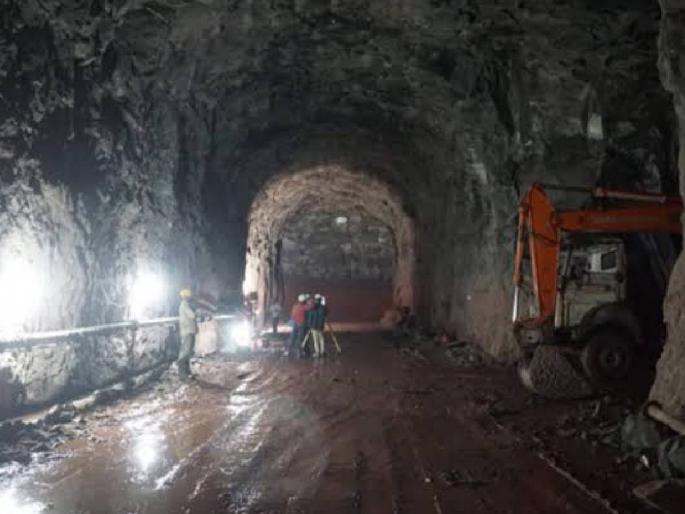 Shocking incident in Indapur Two farmers fell in 300 feet deep tunnel of Nira Bhima project | इंदापुरातील धक्कादायक घटना; ‘निरा भीमा’ प्रकल्पाच्या ३०० फुट खोल बोगद्यात दोन शेतकरी पडले Shocking incident in Indapur Two farmers fell in 300 feet deep tunnel of Nira Bhima project | इंदापुरातील धक्कादायक घटना; ‘निरा भीमा’ प्रकल्पाच्या ३०० फुट खोल बोगद्यात दोन शेतकरी पडले