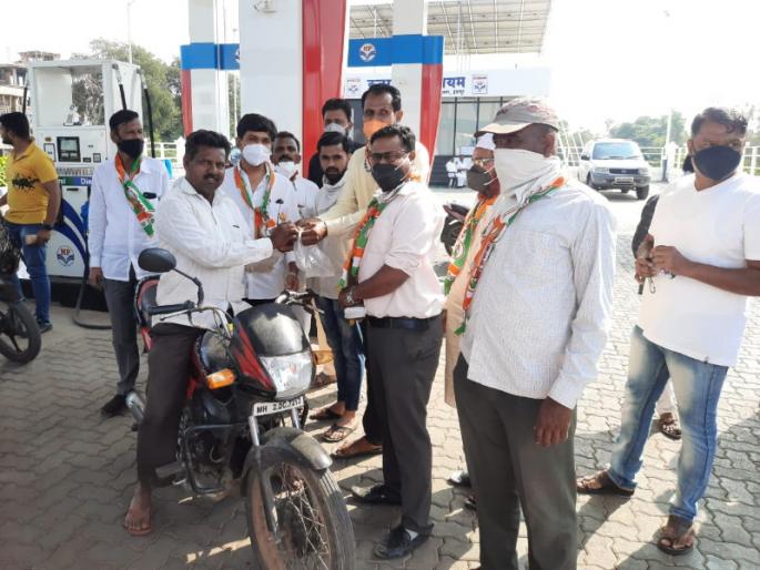 "Betrayal with everyone ..."; Congress' lollipop agitation in Indapur to protest against fuel price hike | "सबके साथ, विश्वासघात.." ; इंधन दरवाढीच्या निषेधार्थ काँग्रेसचे 'लॉलीपॉप' आंदोलन "Betrayal with everyone ..."; Congress' lollipop agitation in Indapur to protest against fuel price hike | "सबके साथ, विश्वासघात.." ; इंधन दरवाढीच्या निषेधार्थ काँग्रेसचे 'लॉलीपॉप' आंदोलन