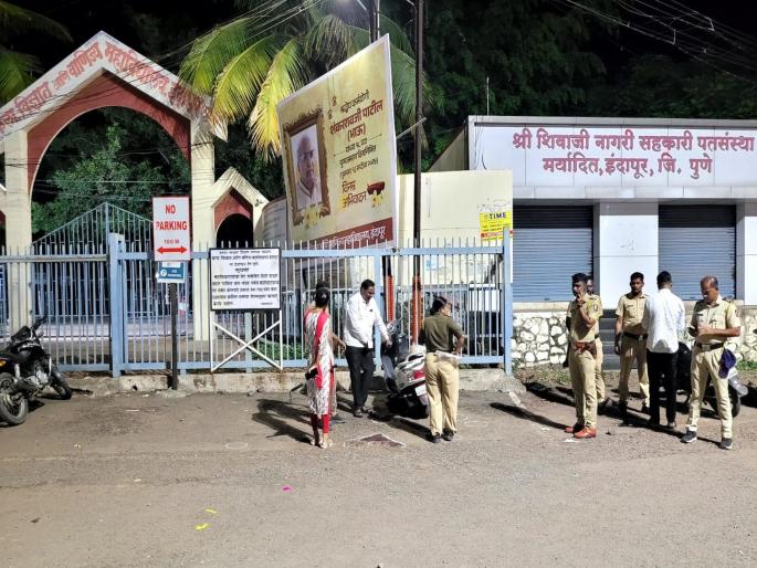 Pune: Firing on Youth in front of Indapur college | Pune: तरुणावर गोळीबार, इंदापूर महाविद्यालयासमोरची घटना, इंदापुरात खळबळ Pune: Firing on Youth in front of Indapur college | Pune: तरुणावर गोळीबार, इंदापूर महाविद्यालयासमोरची घटना, इंदापुरात खळबळ