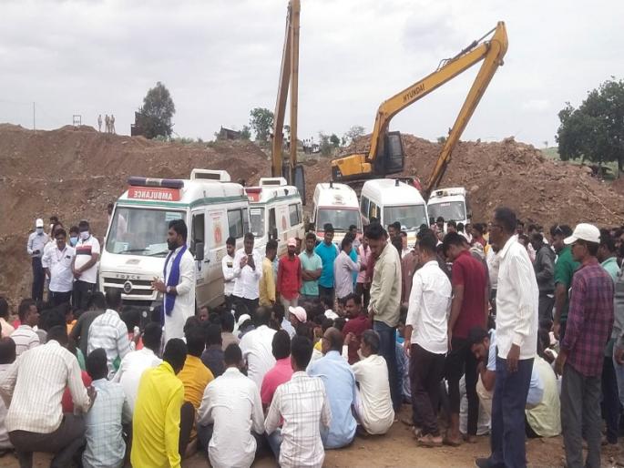After 70 hours, the bodies of the laborers were recovered from the rubble; Indapurkar blocked the ambulance | मातीच्या ढिगाऱ्याखालील मजुरांचे मृतदेह ७० तासांनी बाहेर काढले; इंदापूरकरांनी रुग्णवाहिका अडवली After 70 hours, the bodies of the laborers were recovered from the rubble; Indapurkar blocked the ambulance | मातीच्या ढिगाऱ्याखालील मजुरांचे मृतदेह ७० तासांनी बाहेर काढले; इंदापूरकरांनी रुग्णवाहिका अडवली