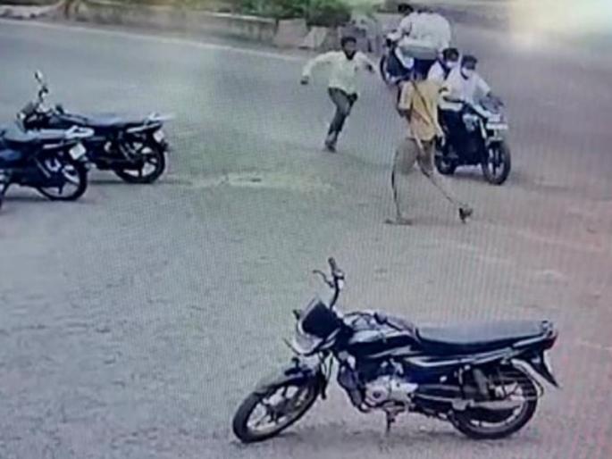 Money bag disappears in Indapur all day long; Lost Rs 2 lakh for two-four notes lying on the road | इंदापूरात भरदिवसा चकवा देऊन पैशांची पिशवी गायब; रस्त्यावर पडलेल्या दोन-चार नोटांसाठी २ लाख गमावले Money bag disappears in Indapur all day long; Lost Rs 2 lakh for two-four notes lying on the road | इंदापूरात भरदिवसा चकवा देऊन पैशांची पिशवी गायब; रस्त्यावर पडलेल्या दोन-चार नोटांसाठी २ लाख गमावले