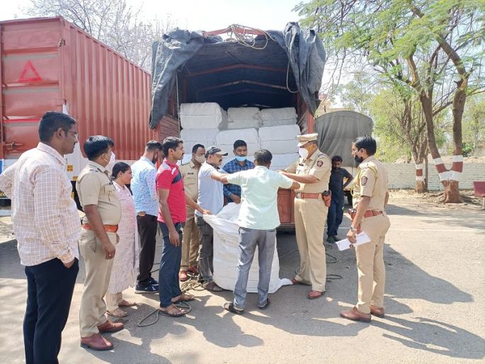 gutkha worth 20 lakh and goods worth 30 lakh seized in indapur crime news | इंदापूरात २० लाखांच्या गुटख्यासह ३० लाखाचा मद्देमाल जप्त; एक आरोपी पोलिसांच्या ताब्यात gutkha worth 20 lakh and goods worth 30 lakh seized in indapur crime news | इंदापूरात २० लाखांच्या गुटख्यासह ३० लाखाचा मद्देमाल जप्त; एक आरोपी पोलिसांच्या ताब्यात