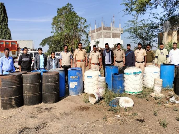 raids on kilns in Indapur; 2 lakh 28 thousand rupees seized | इंदापूर तालुक्यात हातभट्टीच्या अड्ड्यांवर छापे; २ लाख २८ हजार रुपयांचा मुद्देमाल जप्त raids on kilns in Indapur; 2 lakh 28 thousand rupees seized | इंदापूर तालुक्यात हातभट्टीच्या अड्ड्यांवर छापे; २ लाख २८ हजार रुपयांचा मुद्देमाल जप्त