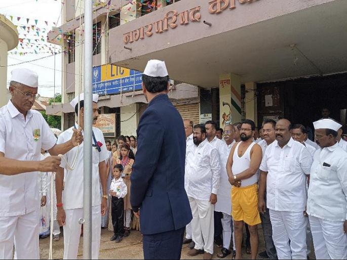 Protest recorded by half-naked saluting the national flag; Type in Municipal Council premises | राष्ट्रध्वजास अर्धनग्न सलामी देत नोंदवला निषेध; नगरपरिषदेच्या प्रांगणातील प्रकार Protest recorded by half-naked saluting the national flag; Type in Municipal Council premises | राष्ट्रध्वजास अर्धनग्न सलामी देत नोंदवला निषेध; नगरपरिषदेच्या प्रांगणातील प्रकार