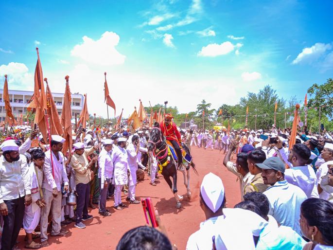 Ashadhi Wari sant Shrestha Tukaram Maharaj Palkhi Festival's second horse arena was staged in Indapur | Ashadhi Wari: 'ग्यानबा तुकाराम, माऊली-माऊली...' च्या जयघोषात इंदापुरात दुसरे अश्व रिंगण Ashadhi Wari sant Shrestha Tukaram Maharaj Palkhi Festival's second horse arena was staged in Indapur | Ashadhi Wari: 'ग्यानबा तुकाराम, माऊली-माऊली...' च्या जयघोषात इंदापुरात दुसरे अश्व रिंगण