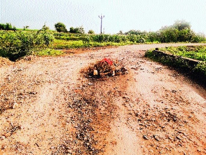 After all, the water was made by the sand, the arduous footstep, the need for illegal vehicles | अखेर पाण्यानेच केला वाळू उपशाला पायबंद, बेकायदा वाहनांवर हवी कारवाई After all, the water was made by the sand, the arduous footstep, the need for illegal vehicles | अखेर पाण्यानेच केला वाळू उपशाला पायबंद, बेकायदा वाहनांवर हवी कारवाई