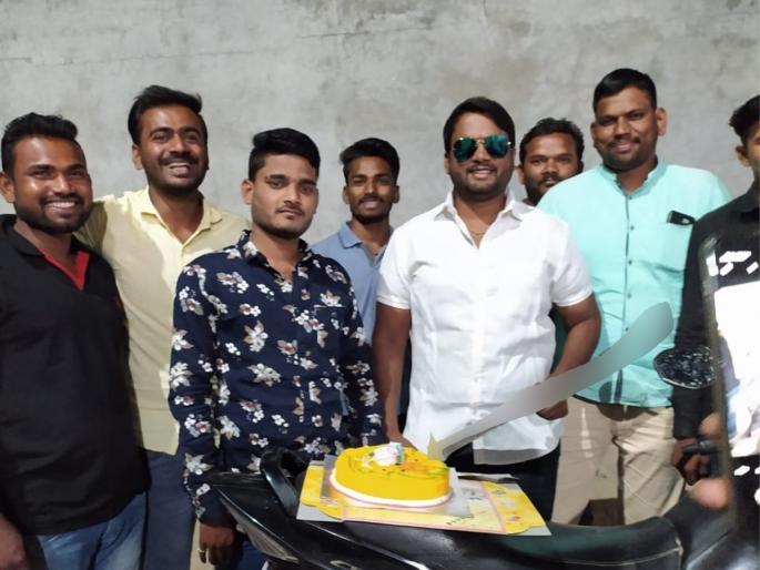 On birthdays, cutting the cake with a sword is expensive; Case registered, sword seized | Indapur News | वाढदिवसाला तलवारीने केक कापने पडले महागात; गुन्हा दाखल, तलवार जप्त 