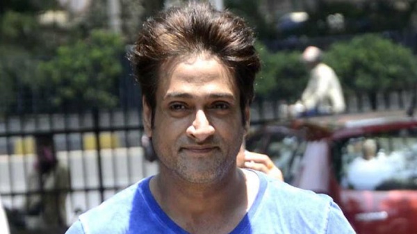actor inder kumar was in love with isha koppikar he divorced with pregnant wife 3 divorced | अभिनेत्रीच्या प्रेमापोटी प्रेग्नंट पत्नीला दिला घटस्फोट; ३ संसार मोडल्यानंतर असा झाला अभिनेत्याचा दुर्दैवी मृत्यू actor inder kumar was in love with isha koppikar he divorced with pregnant wife 3 divorced | अभिनेत्रीच्या प्रेमापोटी प्रेग्नंट पत्नीला दिला घटस्फोट; ३ संसार मोडल्यानंतर असा झाला अभिनेत्याचा दुर्दैवी मृत्यू