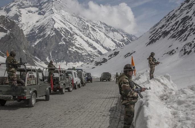 India China Faceoff: Tensions continue over LAC, military officials of both the countries meet today | India Chine Faceoff : एलएसीवर तणाव सुरूच, दोन्ही देशांच्या लष्करी अधिकाऱ्यांची आज बैठक India China Faceoff: Tensions continue over LAC, military officials of both the countries meet today | India Chine Faceoff : एलएसीवर तणाव सुरूच, दोन्ही देशांच्या लष्करी अधिकाऱ्यांची आज बैठक