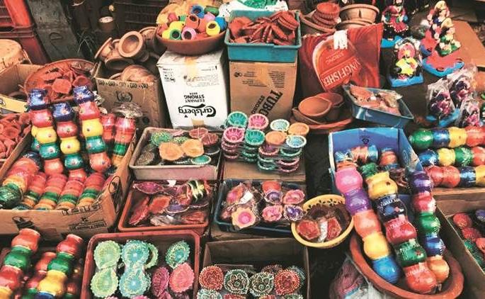 This year, Diwali will be a financial boon for small artisans | यंदा दिवाळी छोट्या कारागिरांसाठी आर्थिक फायद्याची ठरणार This year, Diwali will be a financial boon for small artisans | यंदा दिवाळी छोट्या कारागिरांसाठी आर्थिक फायद्याची ठरणार