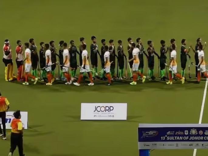 'High five' between India and Pakistan players; Hockey team also shook hands after the match | भारत-पाकच्या खेळाडूंमध्ये ‘हाय फाइव्ह’; हॉकी संघाने सामना संपल्यानंतर हस्तांदोलनही केले 'High five' between India and Pakistan players; Hockey team also shook hands after the match | भारत-पाकच्या खेळाडूंमध्ये ‘हाय फाइव्ह’; हॉकी संघाने सामना संपल्यानंतर हस्तांदोलनही केले