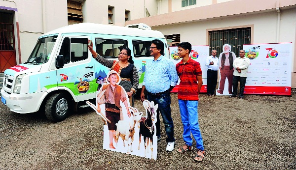 Welcome to Friendship Bus: India's performance in H-Video | भारत-स्वित्झर्लंड मैत्रीसंबंधांना चालना ‘फ्रेंडशिप बस’चे स्वागत : हैदी चित्रपटाचे प्रदर्शन Welcome to Friendship Bus: India's performance in H-Video | भारत-स्वित्झर्लंड मैत्रीसंबंधांना चालना ‘फ्रेंडशिप बस’चे स्वागत : हैदी चित्रपटाचे प्रदर्शन