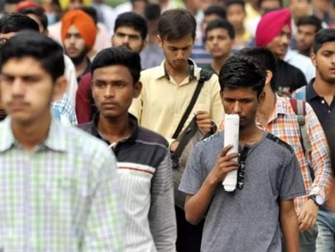 India has 53 million unemployed people as of Dec 2021 | ५ कोटी बेरोजगार घरी बसून; लोकांची अवस्था होतेय गंभीर; १८.७५ कोटी तरुण नोकऱ्यांच्या प्रतिक्षेत India has 53 million unemployed people as of Dec 2021 | ५ कोटी बेरोजगार घरी बसून; लोकांची अवस्था होतेय गंभीर; १८.७५ कोटी तरुण नोकऱ्यांच्या प्रतिक्षेत