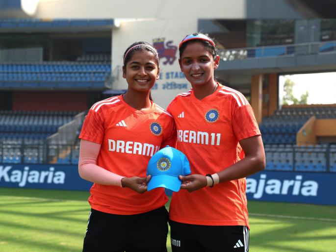 india Women vs Australia Women 2nd ODI Shreyanka Patil is all set to make her ODI Debut in Mumbai, read here details  | INDW vs AUSW: किंग कोहलीची 'विराट' फॅन! भारतीय संघात पदार्पण करणारी श्रेयांका पाटील कोण?