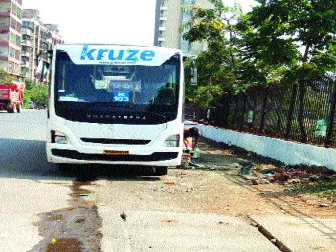 Illegal parking on drain in Mira-Bhayander | नाल्यावर बेकायदा पार्किंग, मीरा-भाईंदरमध्येकोट्यवधी खर्चून बांधलेली गटारे मोडकळीस Illegal parking on drain in Mira-Bhayander | नाल्यावर बेकायदा पार्किंग, मीरा-भाईंदरमध्येकोट्यवधी खर्चून बांधलेली गटारे मोडकळीस